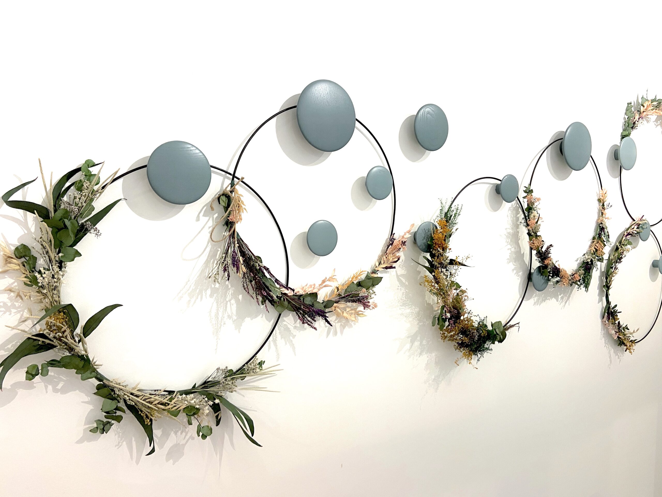 atelier couronne de fleurs Pépite Paris, fabrication de couronnes de fleurs, fabrications couronnes murales ou de tête, pepite paris